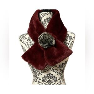 LAURA Elegant Pull-through Furr Scarf